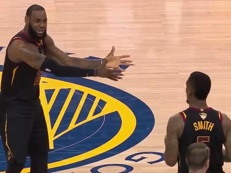 名场面！JR抢下关键篮板没看表，老詹质问JR为何传球